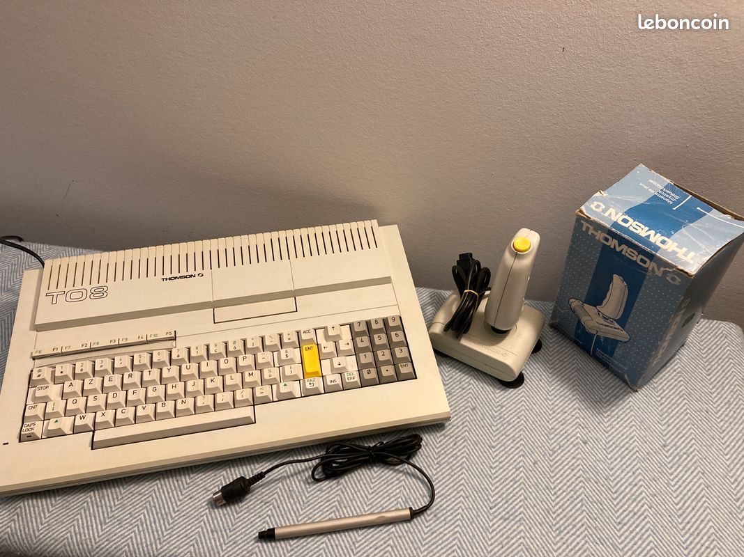 Lot Thomson TO8 / TO9 Complet – Souris, Joystick, Cassette, Stylo Optique, OK