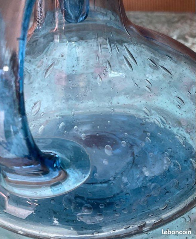 Carafe en verre bullé signé BIOT bleu