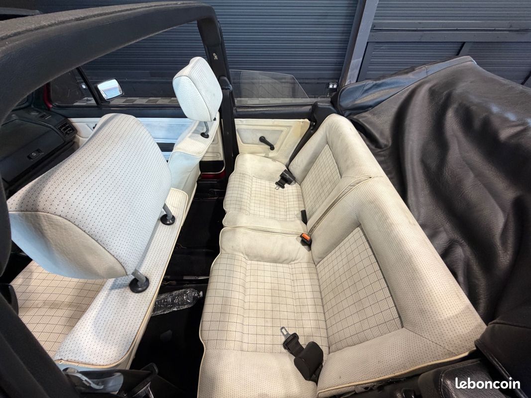 VOLKSWAGEN GOLF CABRIOLET 1.8 90ch - MOTEUR REFAIT 5000KMS - CAPOTE NEUVE - PEINTURE NEUVE - DOSSIER PHOTO RESTAURATION... (image 20)