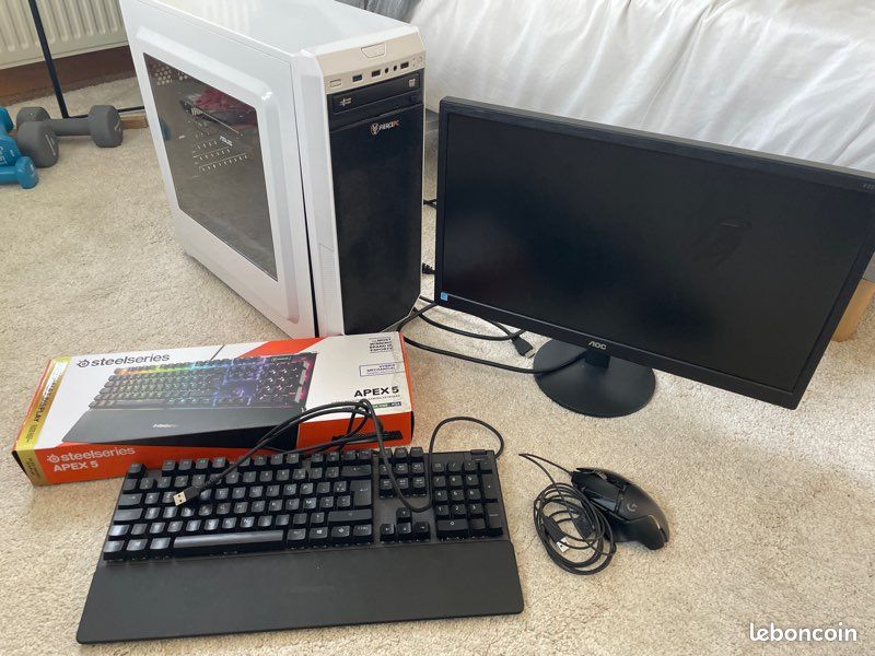PC gamer avec clavier, souris et écran (image 1)