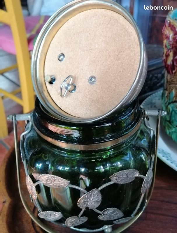 Un seau à biscuit en verre émaillé