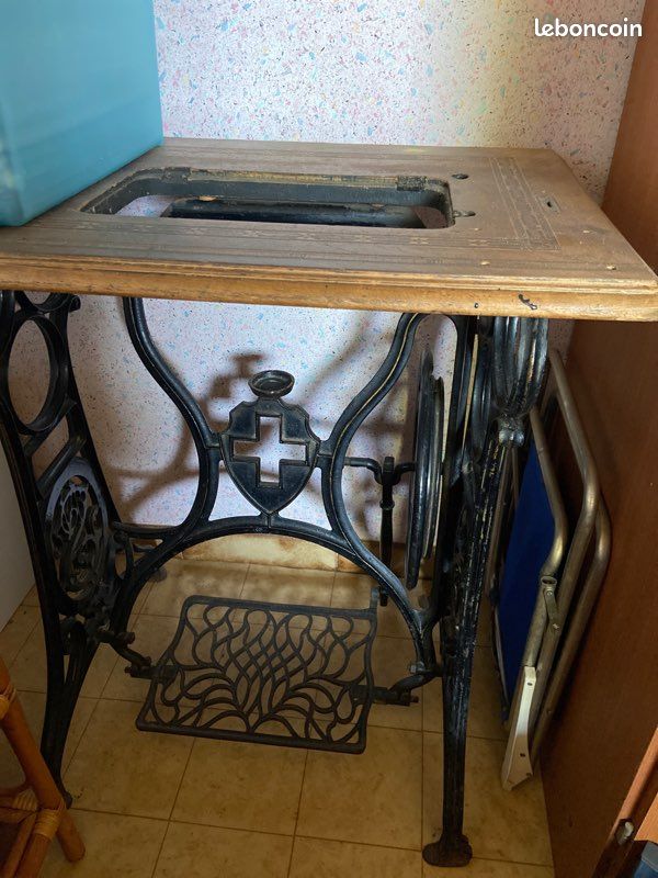 Table de machine à coudre (image 1)