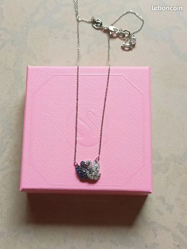 Collier Ancien Style Vintage En Forme De Cœur Avec Cristaux - Couleur Argent - Occasion