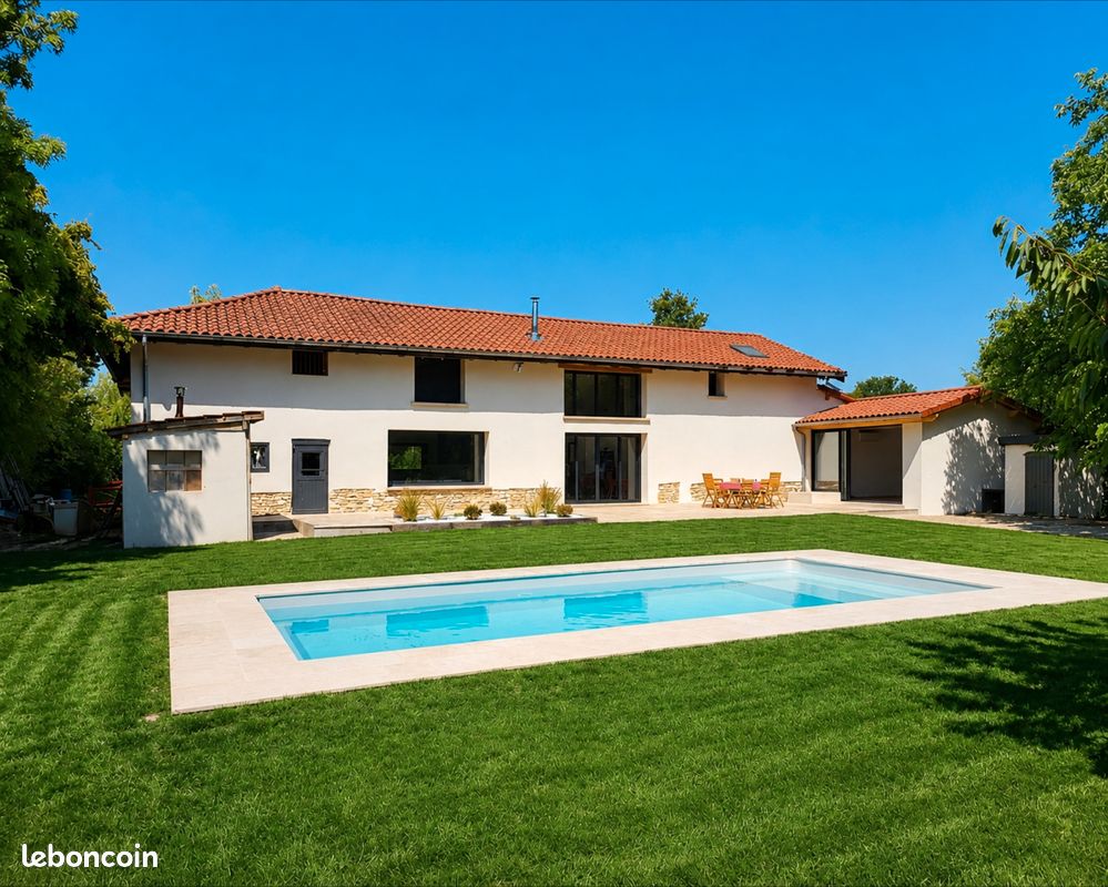 Maison 8 pièces 247 m² · à Polliat · 247 m² · 849 000 €