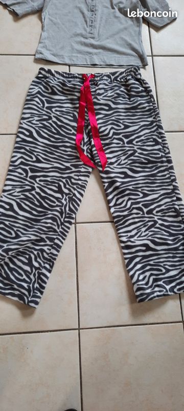 Lot De Vêtements D'occasion : Haut De Pyjama Tissais T42/44 Gris + Haut Hunkemöller + Pantoufle - Très Bon état