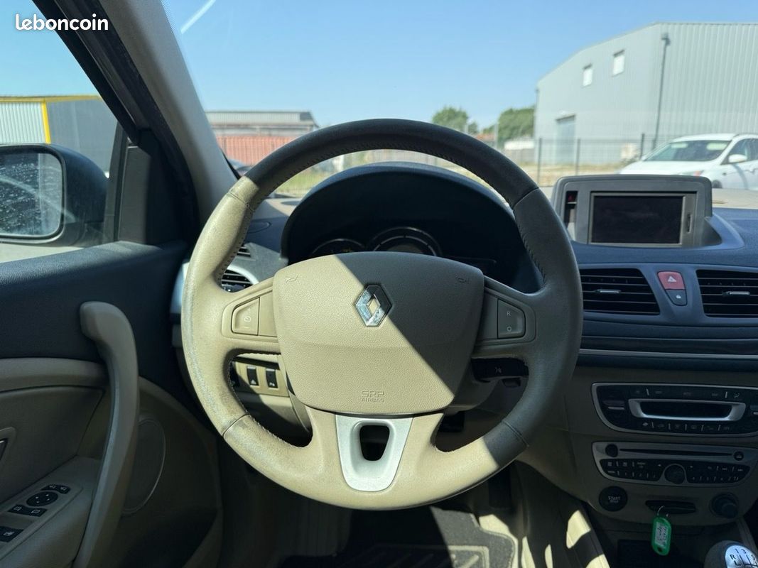 Renault MEGANE III 1.9 DCI 130CH FAP PRIVILEGE ECO² EURO5 (image 6)
