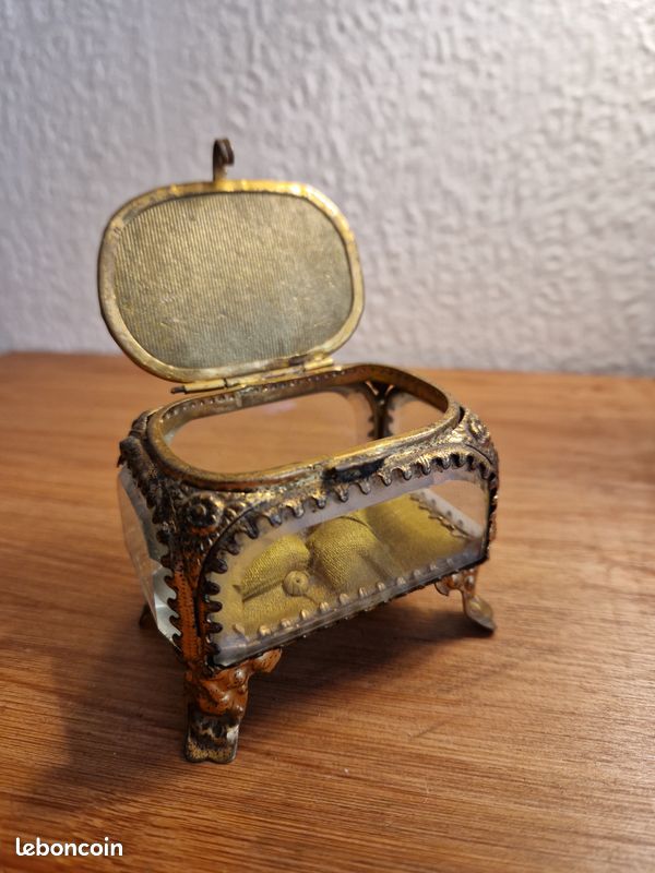 Ancienne Boîte à Bijoux En Laiton Et Verre Biseauté - Motif Hôtel De Ville De Paris - Occasion