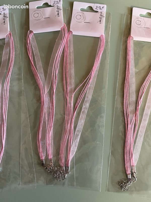 Lot De 22 Colliers Et Pendentifs Fantaisie Tous Différents - Neufs Avec étiquettes - Emballés Séparément