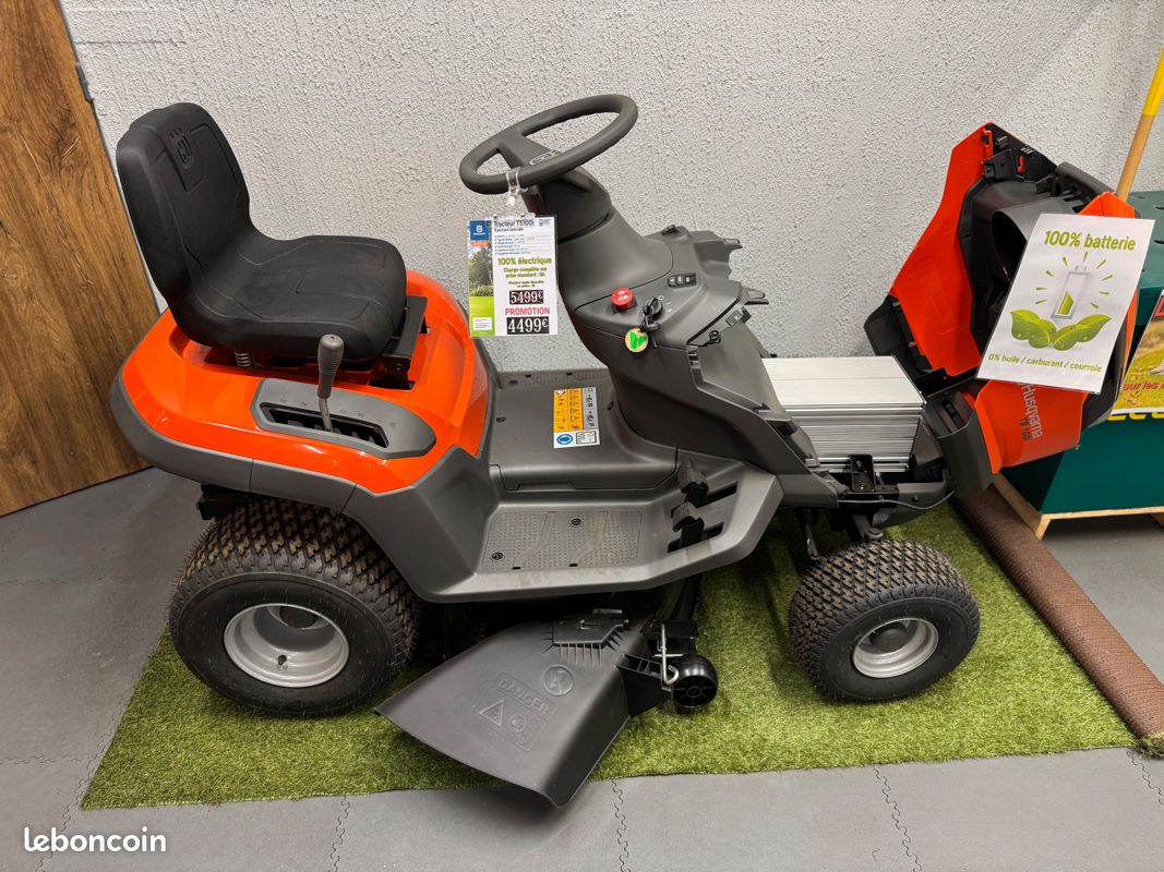 Tractor Husqvarna 100 Series Husqvarna YTH1942 42-in 19-HP Gas