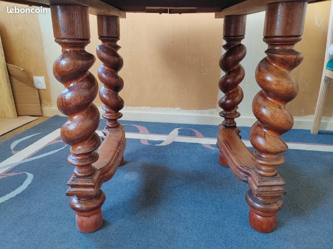 Table à pieds torsadés (image 3)