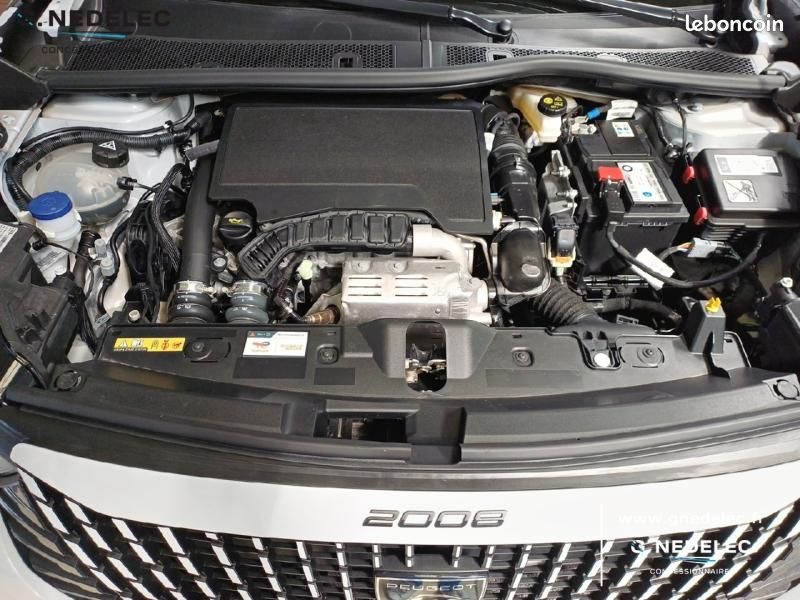 Peugeot 2008 1.2 PureTech 100ch S&S Allure (image 12)