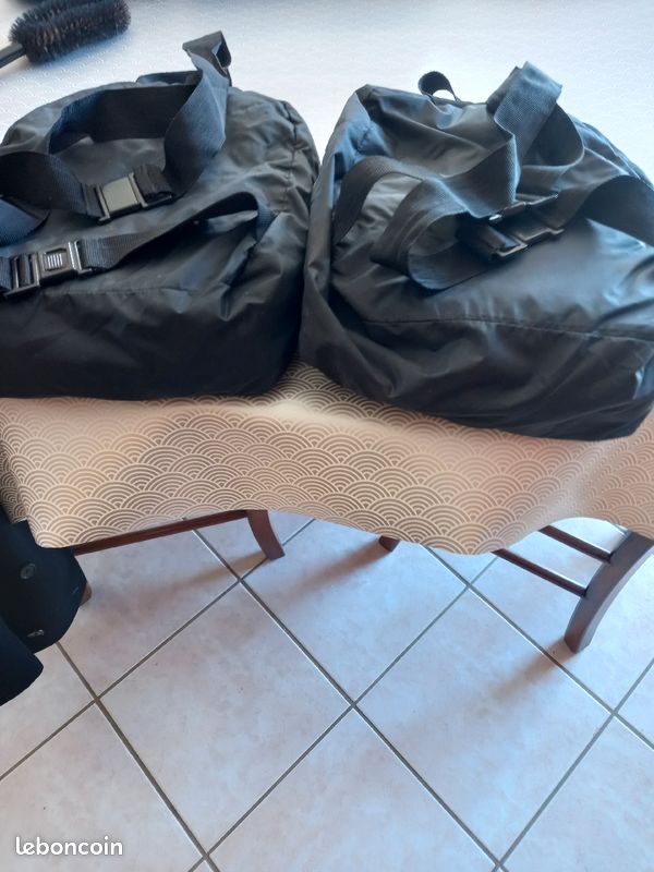 2 coupes vent qui font sac à dos en même temps devant pochette avec fermeture éclair pour mettre un bonnet ou.autre de marque Naf Naf (image 4)