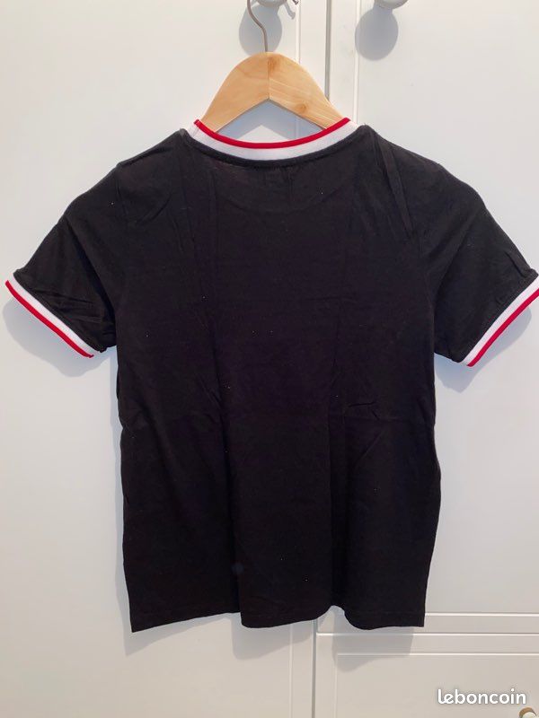 Tee shirt noir a bande rouge et blanche (image 4)