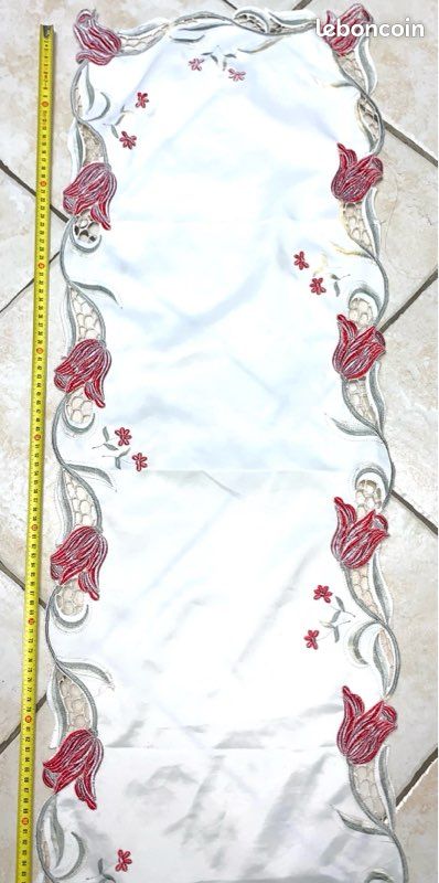 Long chemin de table crème motifs fleurs pourpre brodées (image 7)