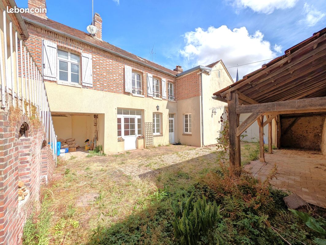 Maison 8 pièces 192 m² · à La Ferté-Loupière · 192 m² · 169 900 €