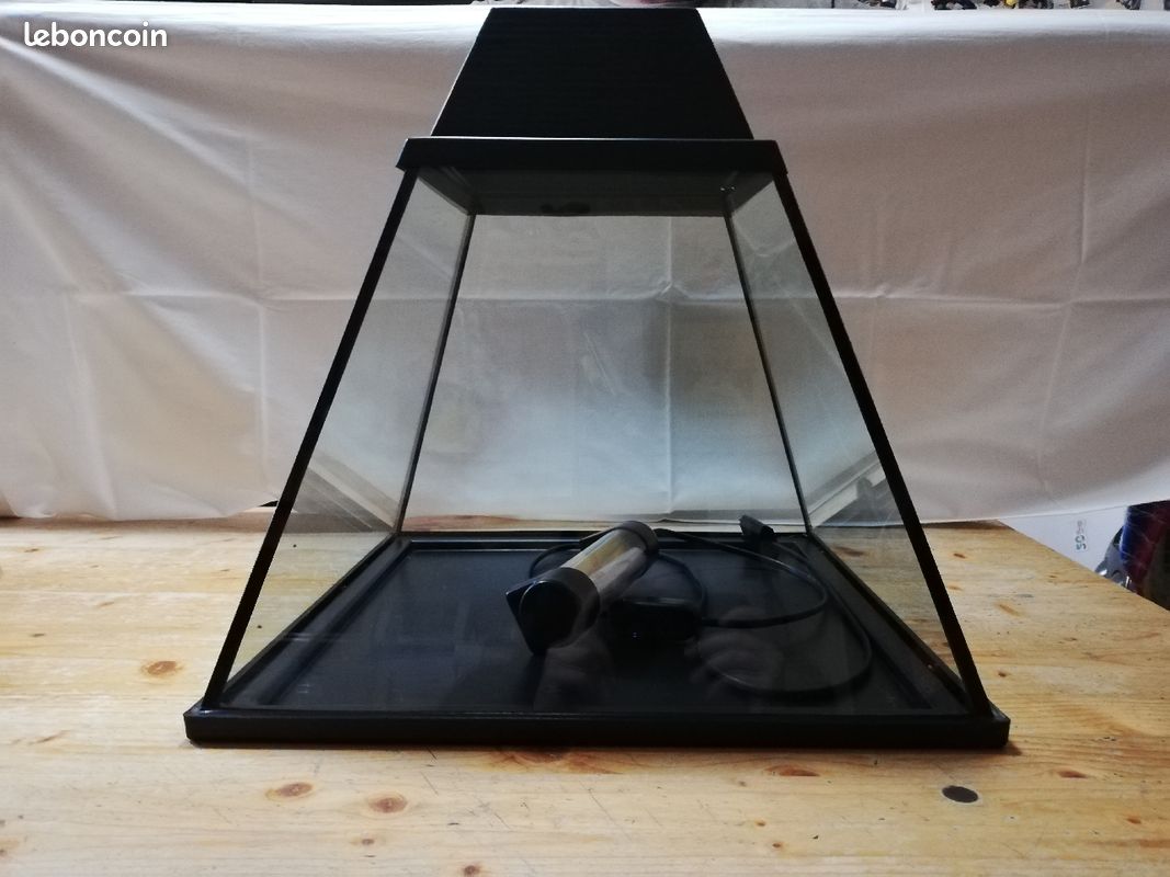 Aquarium pyramide (image 1)