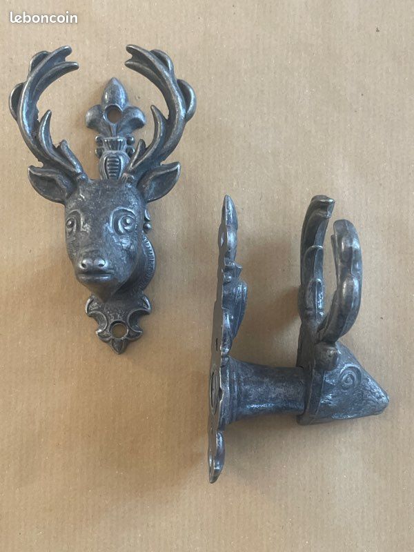 Tête De Cerf Croisé Des Fusils De Chasse Et Bannière Brune Du Club De