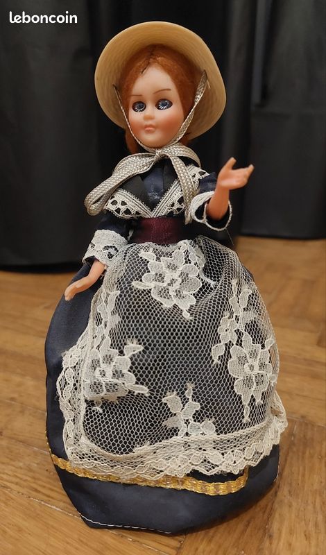 Poupée Folklorique Amboise – Costume Traditionnel XXe – Celluloïd – Collection France – 20 Cm
