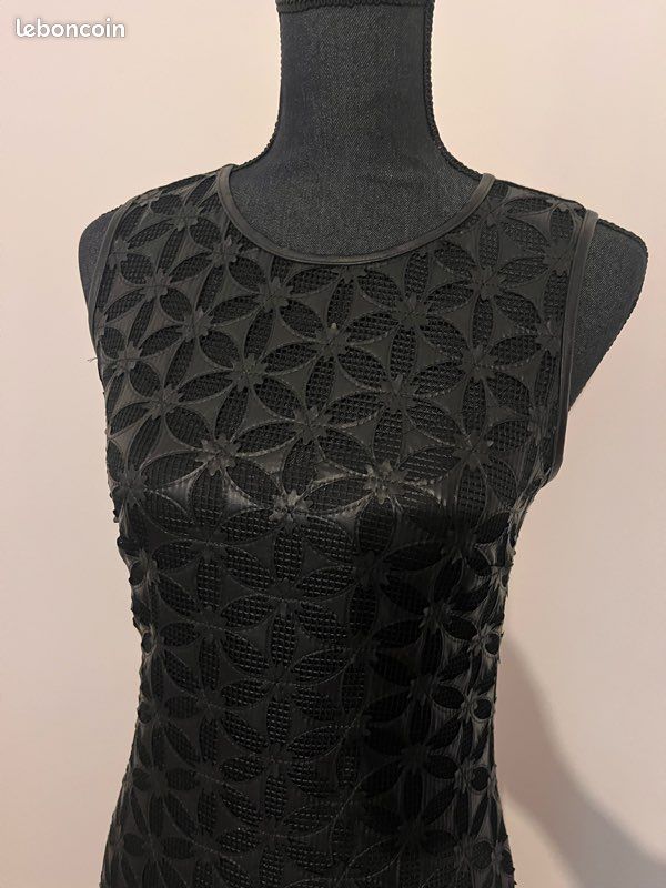 Robe noire bi-matière chic – Découpes laser florales 3D & Mesh (image 16)