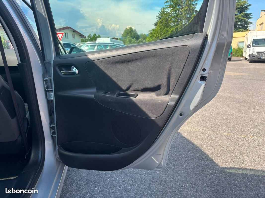 PEUGEOT 207 1.6 VTi 16V 120ch Premium (image 11)