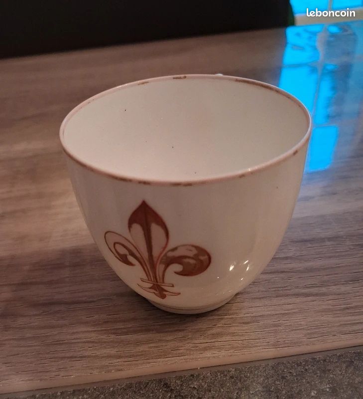 Tasse fleur de lys en porcelaine fine (image 2)
