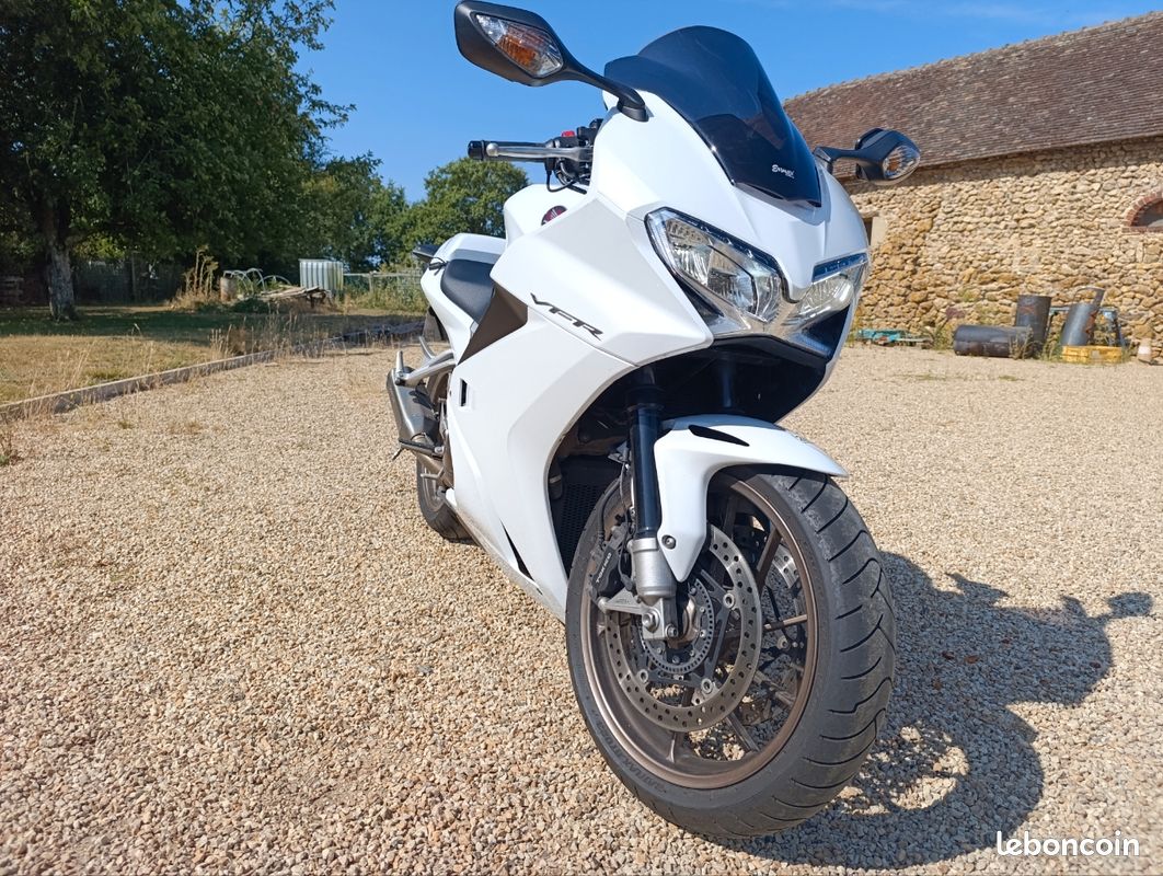 Vends VFR 800 (image 2)