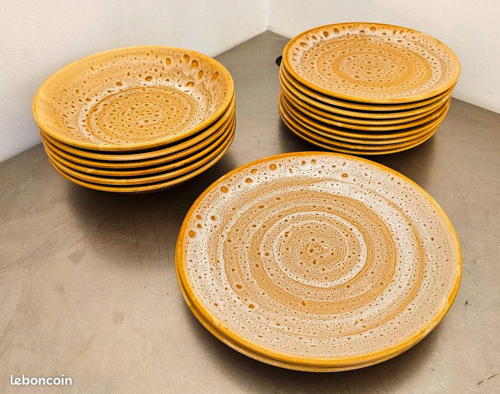 Lot de 8 assiettes à dessert plus un plat modèle fauve