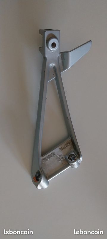 Support de repose pieds arrière gauche passager pour Aprilia RS 660 (image 1)