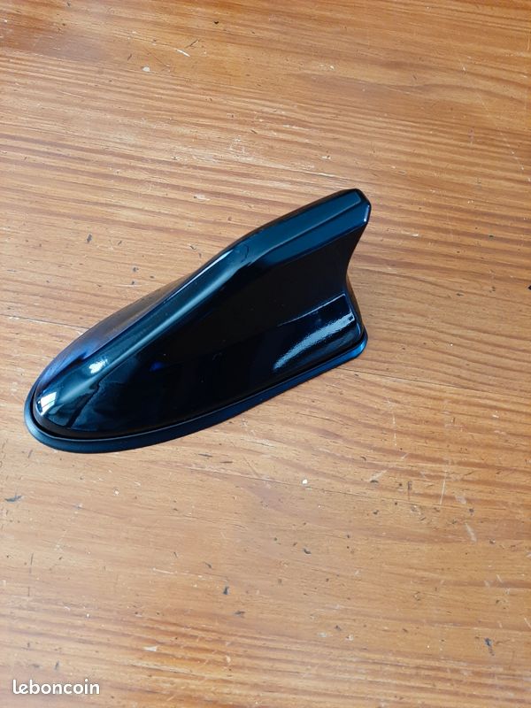 Antenne universelle aileron requin noir (image 3)