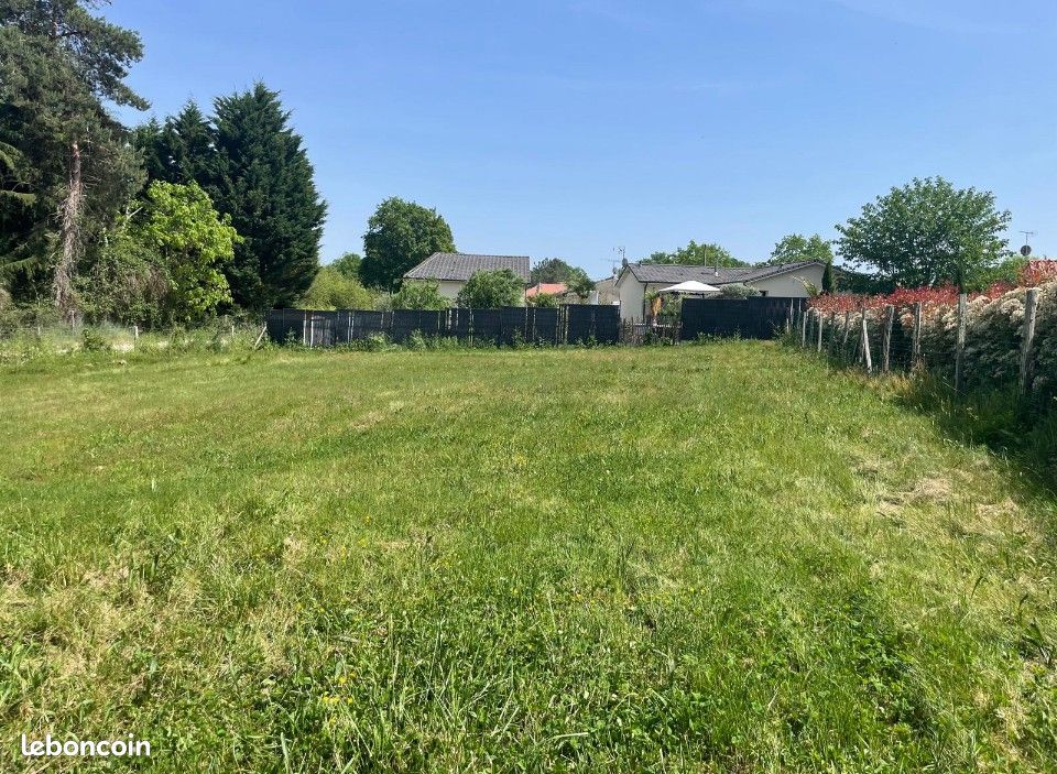 Terrain 1 000 m² Roaillan · 54 000 €