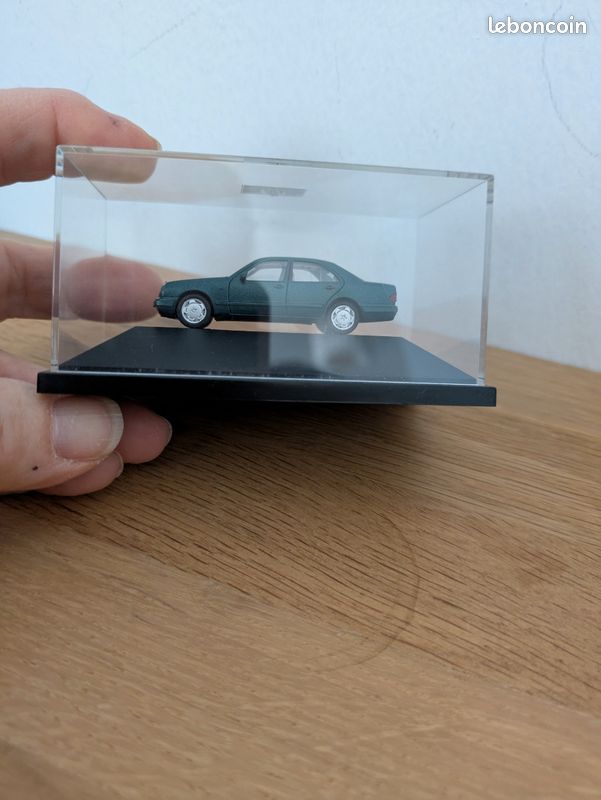 Miniature Mercedes-benz E320 Élégance.
Achetée à l'usine Mercedes de Stuttgart en 1997
Voiture sur son socle
Boite frottée (image 7)