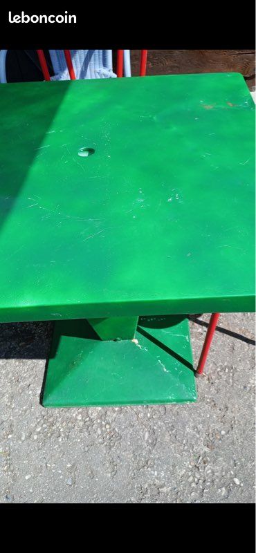 Table en tôle (image 1)