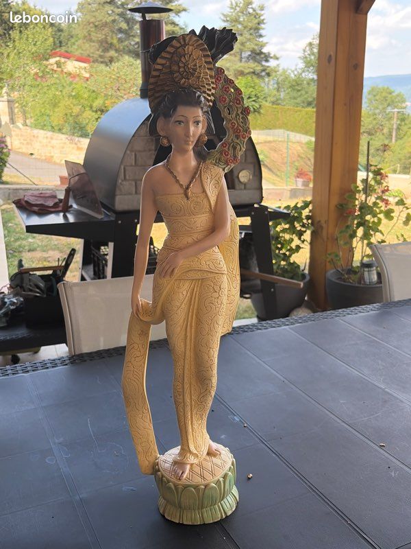 Statue femme en résine (image 1)