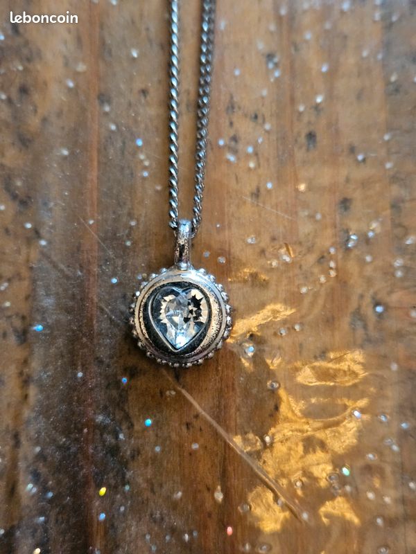 Collier GUESS Vintage En Forme De Cœur - Pendentif Rétro élégant