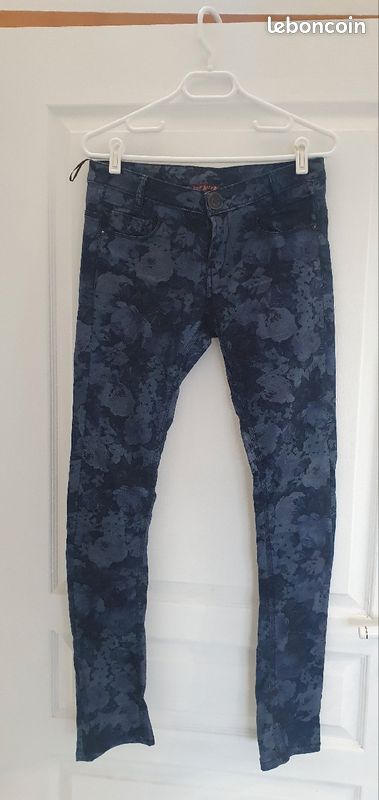 Pantalon jean bleu marine motif fleurs (image 2)