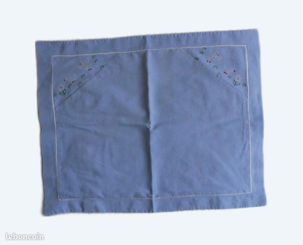 Très ancienne taie d'oreiller bébé 42*32cm en coton, brodée main en très bon état (image 1)
