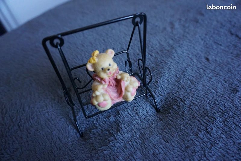 Figurine en résine - Ourson fille sur balançoire (image 3)