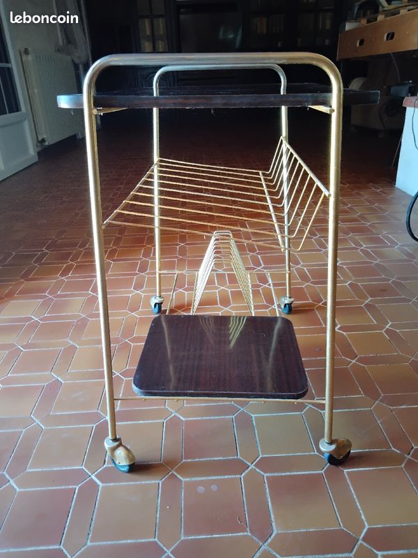 A vendre table/porte revues en bois et métal sur roulettes (image 2)