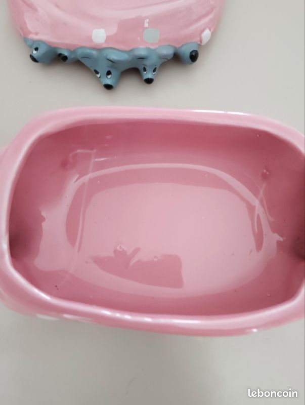 Alors je vends cette jolie bonbonnière rose en forme de bonbon avec des têtes de souris en porcelaine largeur neuf 9 cm et de longueur 14 cm d'ouverture (image 1)