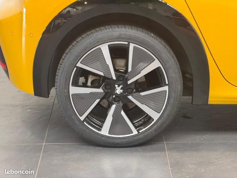 Peugeot 208 e-208 136ch GT (image 11)
