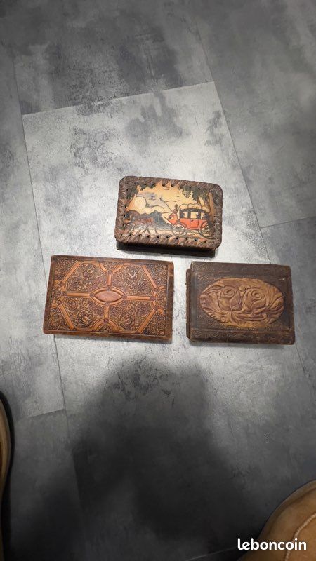 Lots d’anciennes boîtes en cuir et relief des années 50 (image 1)