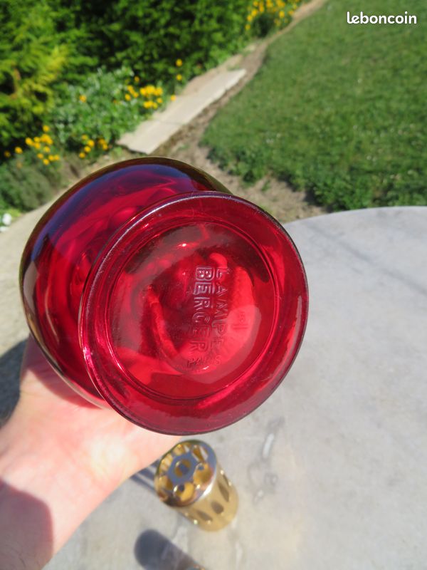 LAMPE BERGER EN VERRE OPAQUE ROUGE FORME CARRE MODERNE