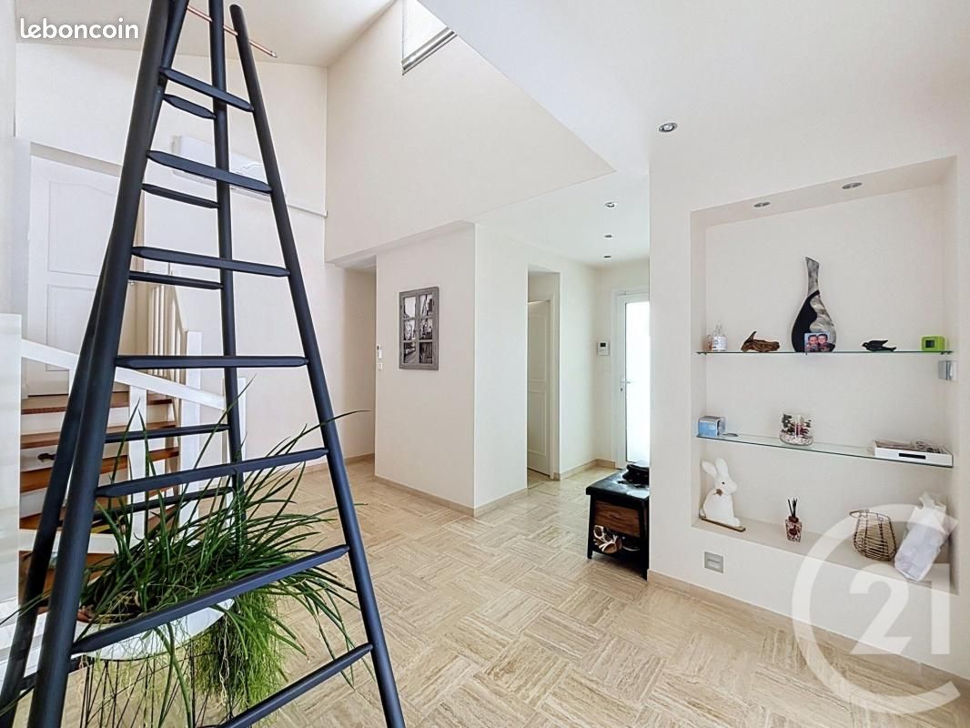 Maison 8 pièces 213 m² · à Le May-sur-Èvre · 213 m² · 379 000 €
