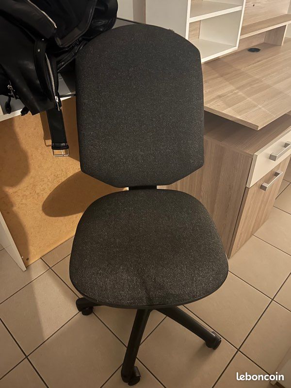 URGENT Bureau fourni avec la chaise (image 2)