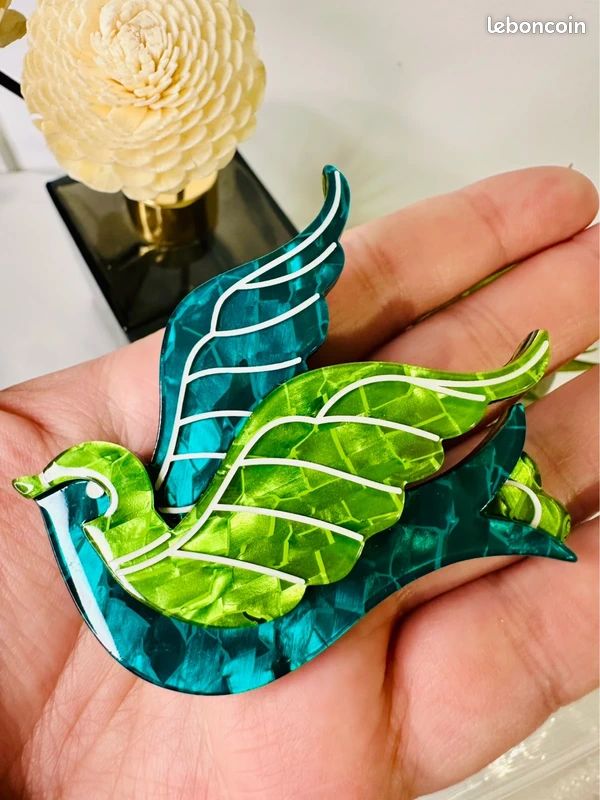 Broche Vintage Marc Labat - Colombe Oiseau En Résine Bleu - Bijou De Luxe - Occasion