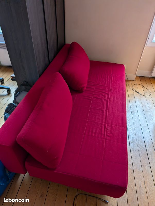 Canapé convertible rouge en bon état (image 1)