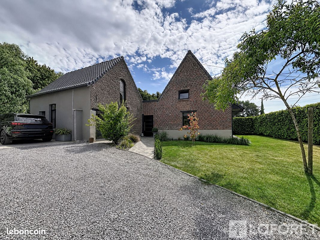Maison 7 pièces 215 m² · à Caëstre · 215 m² · 590 000 €