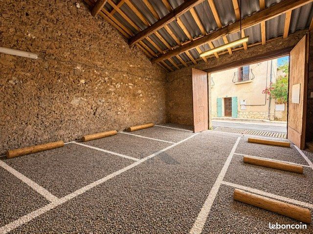 Parking 12 m² · à Saint-André-de-Sangonis · 12 m² · 85 €/mois