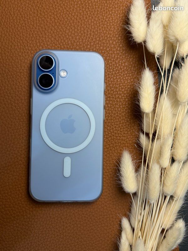 Coque ultra-fine MagSafe iPhone 17 — Bleu clair mat translucide (image 1)
