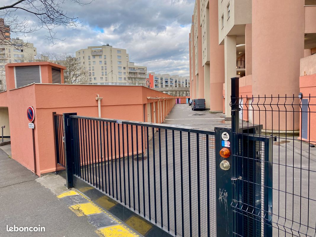 Garage Box à Evry (Hôtel de ville / Cathédrale) · à Évry-Courcouronnes · 120 €